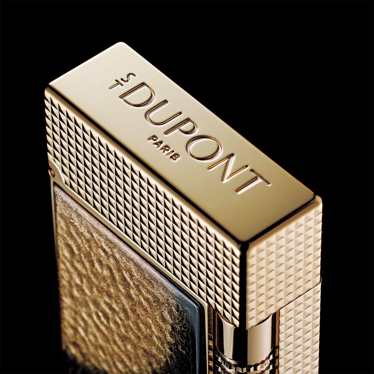 今回の4作品のライターの蓋にも刻印が施されている。