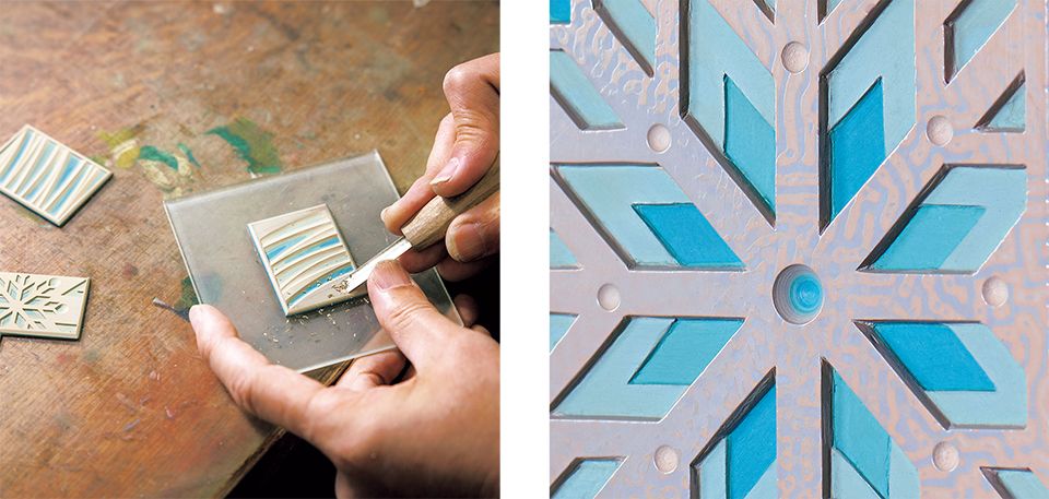 右・表は雪の結晶を文様風にデザイン。左・北風を表現した裏面を彫る。青の濃淡の漆を40回ほど塗り重ねた色漆の層は約2ミリ。表に出したい色に応じて彫る深さを変える。「『彫漆』ならではの手触りが面白いですよ」と松原さん。