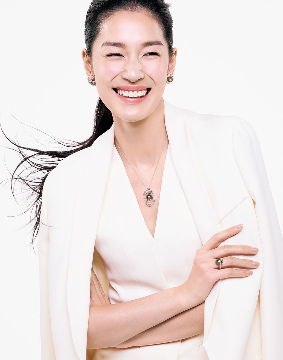 イヤリング（WG×黒蝶真珠10ミリ／10ミリ×ダイヤモンド）220万円　ペンダント（WG×黒蝶真珠10ミリ×ダイヤモンド）231万円　リング（Pt×黒蝶真珠11ミリ×ダイヤモンド）198万円／すべて清美堂真珠　ジャケット97万9000円　ジレ39万 6000円（ともに参考価格）／ともにジョルジオ アルマーニ（ジョ ルジオ アルマーニ ジャパン）