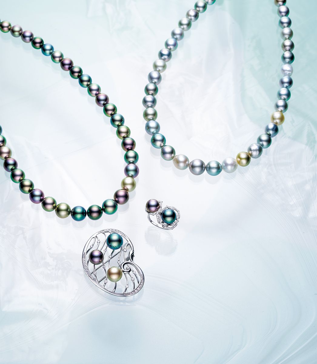 ネックレス左（Pt×黒蝶真珠9.0～10.9ミリ×クラスプにダイヤモンド）2200万円　右（Pt×黒蝶真珠9.1～11.2ミリ×クラスプにダイヤモンド）176万円　リング（WG×黒蝶真珠9ミリ／10ミリ×ダイヤモンド）165万円　ブローチ（WG×黒蝶真珠10ミリ／10ミリ／11ミリ×ダイヤモンド）451万円／すべて清美堂真珠