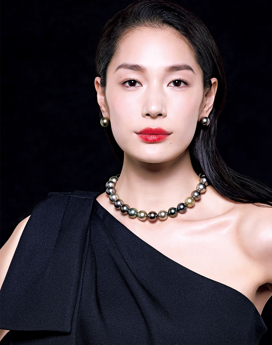 ピアス（WG×黒蝶真珠13ミリ／13ミリ）264万円　ネックレス（WG×黒蝶真珠14.0～14.9ミリ）1485万円／ともに清美堂真珠　ドレス8万6900円／アキコ オガワ