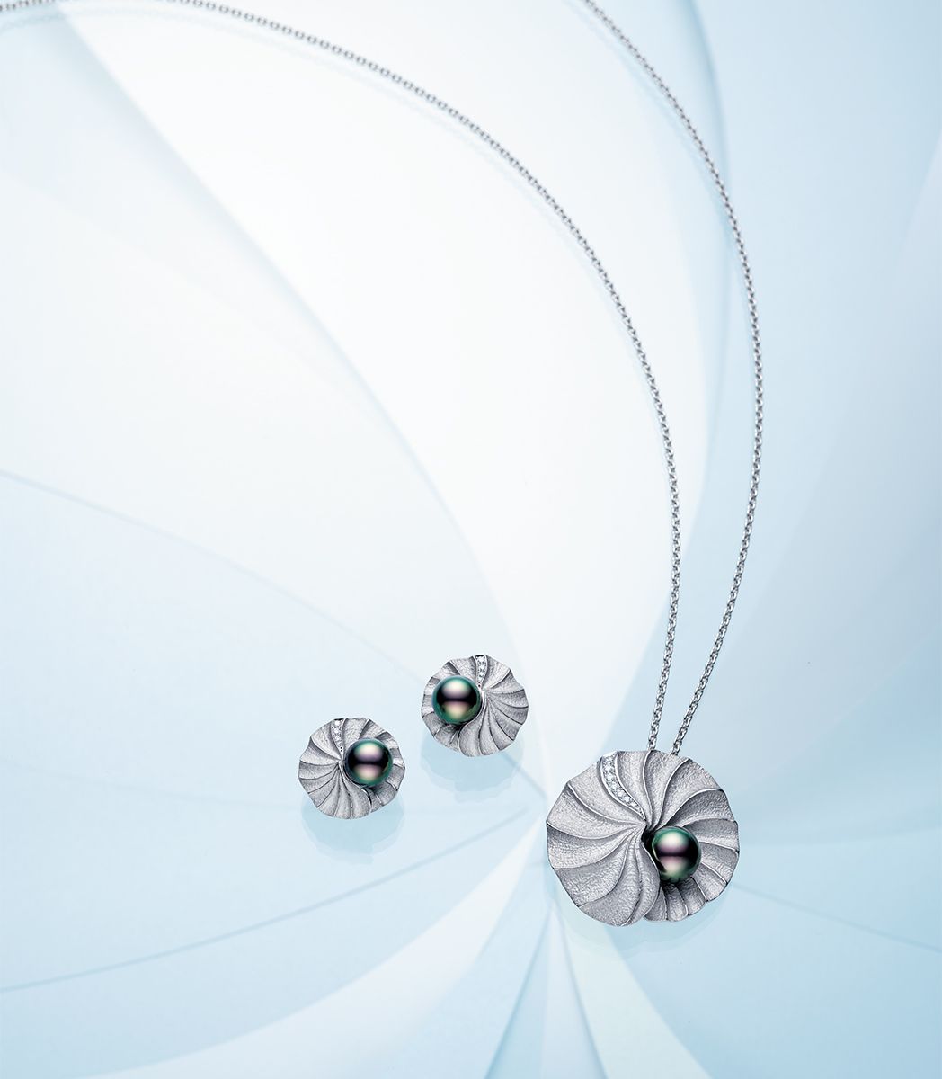 イヤリング（WG×黒蝶真珠8ミリ／8ミリ×ダイヤモンド）253万円　ペンダント（WG×黒蝶真珠10ミリ×ダイヤモンド）385万円／ともに清美堂真珠