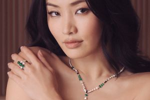 アンナ・サワイさん、カルティエのハイエンド クリエイションの輝きを纏って、ガラ ディナーに登場