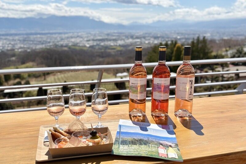  金～日・祝日には、各ロゼワインに合うおつまみがセットになった「春色マリアージュプレート」も楽しめる。 