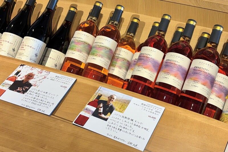 ショップ内の「ワインのみらい」シリーズのワインには、つくり手の紹介やメッセージが記されている。