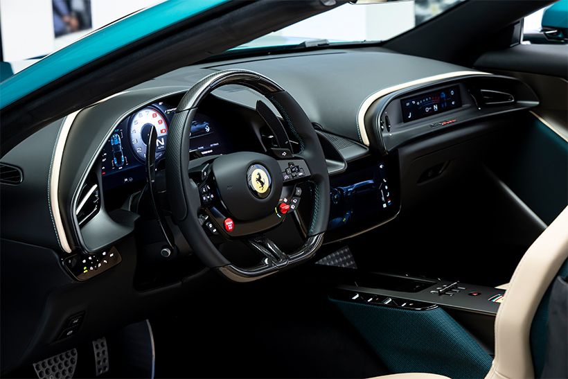 ステアリングにはタッチコントロールが復活