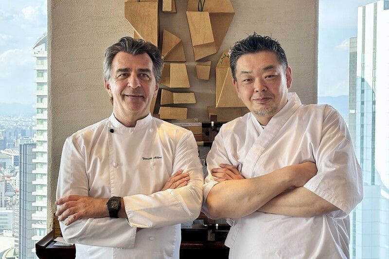 左からヤニック・アレノ氏、同店の鮨料理長・安田 至氏。世界中でレストランを手掛け、ミシュランガイドの星を計18個保有するヤニック氏と、国内外で約30年のキャリアを持つ安田氏がタッグを組んだ。 