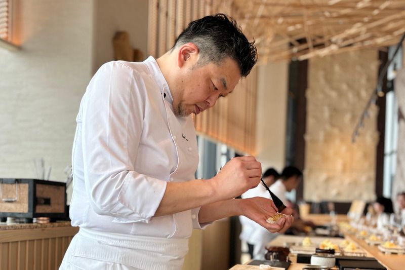 直近ではシンガポールの人気寿司店「はし田シンガポール」でヘッドシェフを務めた安田氏。創作性のある鮨も得意としており、ヤニック氏とのタッグは非常に楽しいと話す。