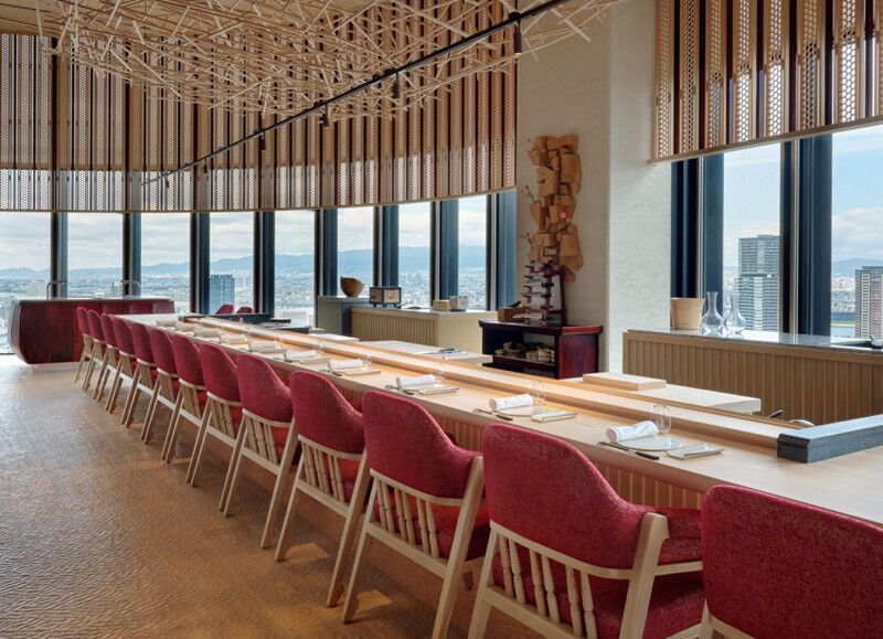 カウンターからは大阪の街を一望できる。割箸をモチーフにした天井のアートピースや、珊瑚をモチーフにした壁画は、ヤニック氏の妻であり舞台美術家のローランス・ボネル=アレノ氏が手掛けた。