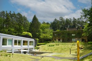 森に囲まれ、心地よい暮らしの原点を体感できる「カーサミア河口湖」へ