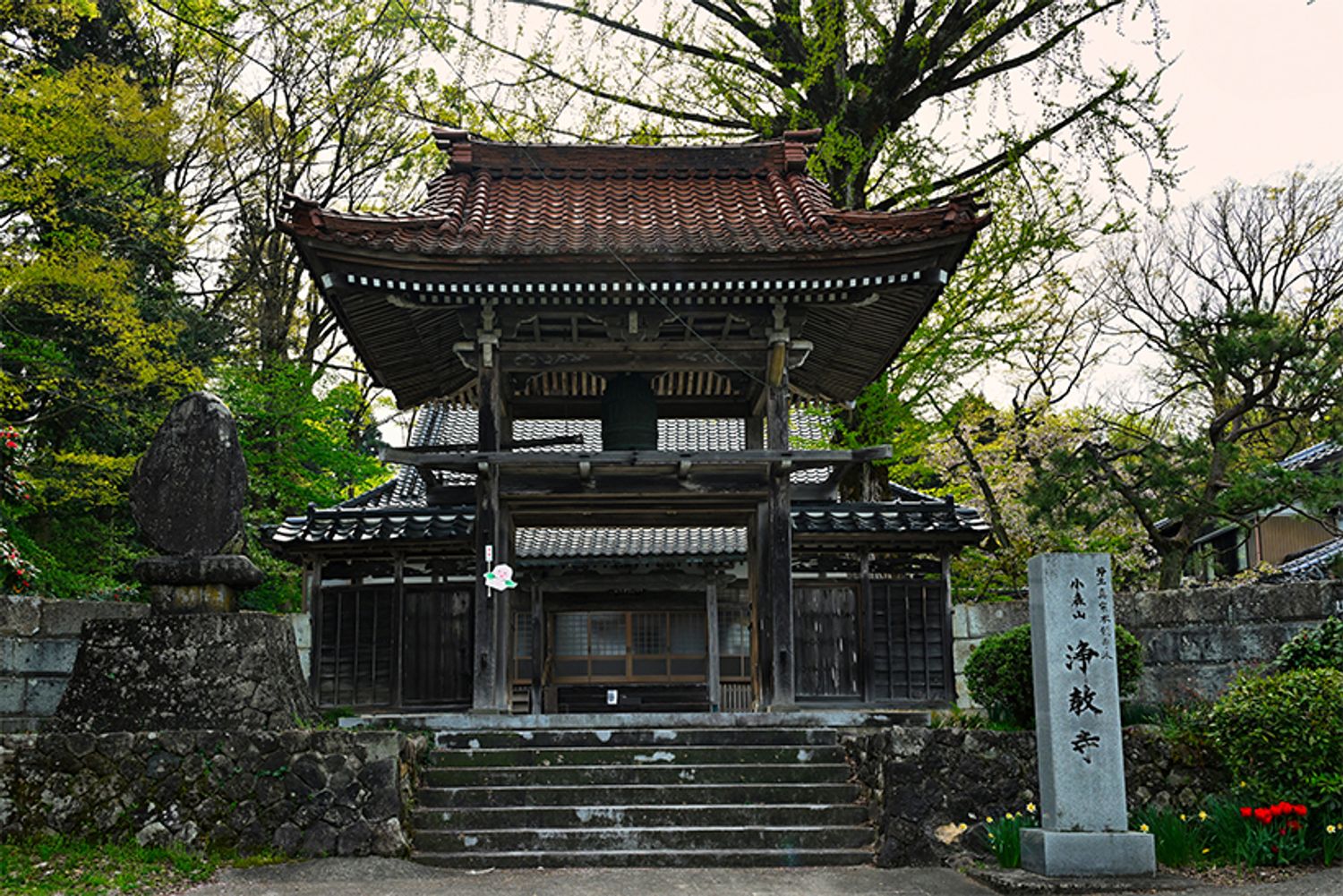 浄教寺の山門は二層になった珍しい建造物。普段は静かな古寺が、桜の季節には大勢の観光客で賑わう。近隣に同じ名前のお寺があるので、お出かけの際はご注意を。