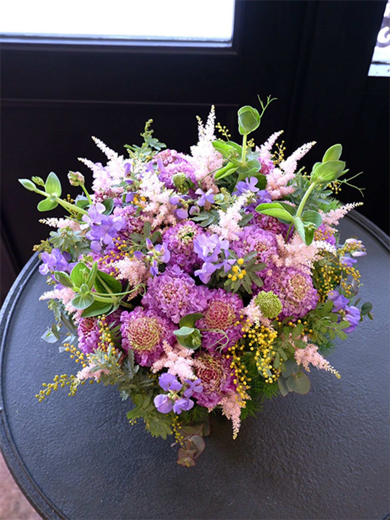 スカビオサが大好きなお母様の還暦のお祝いに、大輪仕立てのフリフリスカビオサ‘ラオゥヒマリ’を使ったアレンジを。アスチルベ‘ライトピンク’、スイートピー‘ブルーフレグラン  ス’、銀葉アカシアを加え、ナチュラル感のある贈り花にしました。これだけボリューム感のあるスカビオサなら、主役に抜擢できます。