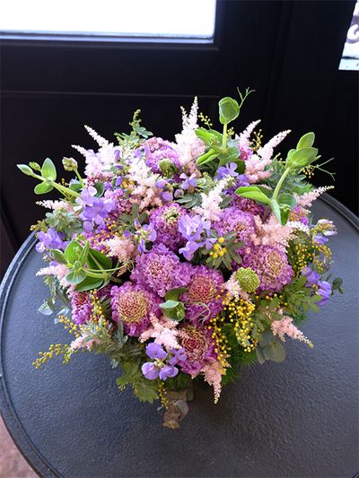 スカビオサが大好きなお母様の還暦のお祝いに、大輪仕立てのフリフリスカビオサ‘ラオゥヒマリ’を使ったアレンジを。アスチルベ‘ライトピンク’、スイートピー‘ブルーフレグラン  ス’、銀葉アカシアを加え、ナチュラル感のある贈り花にしました。これだけボリューム感のあるスカビオサなら、主役に抜擢できます。