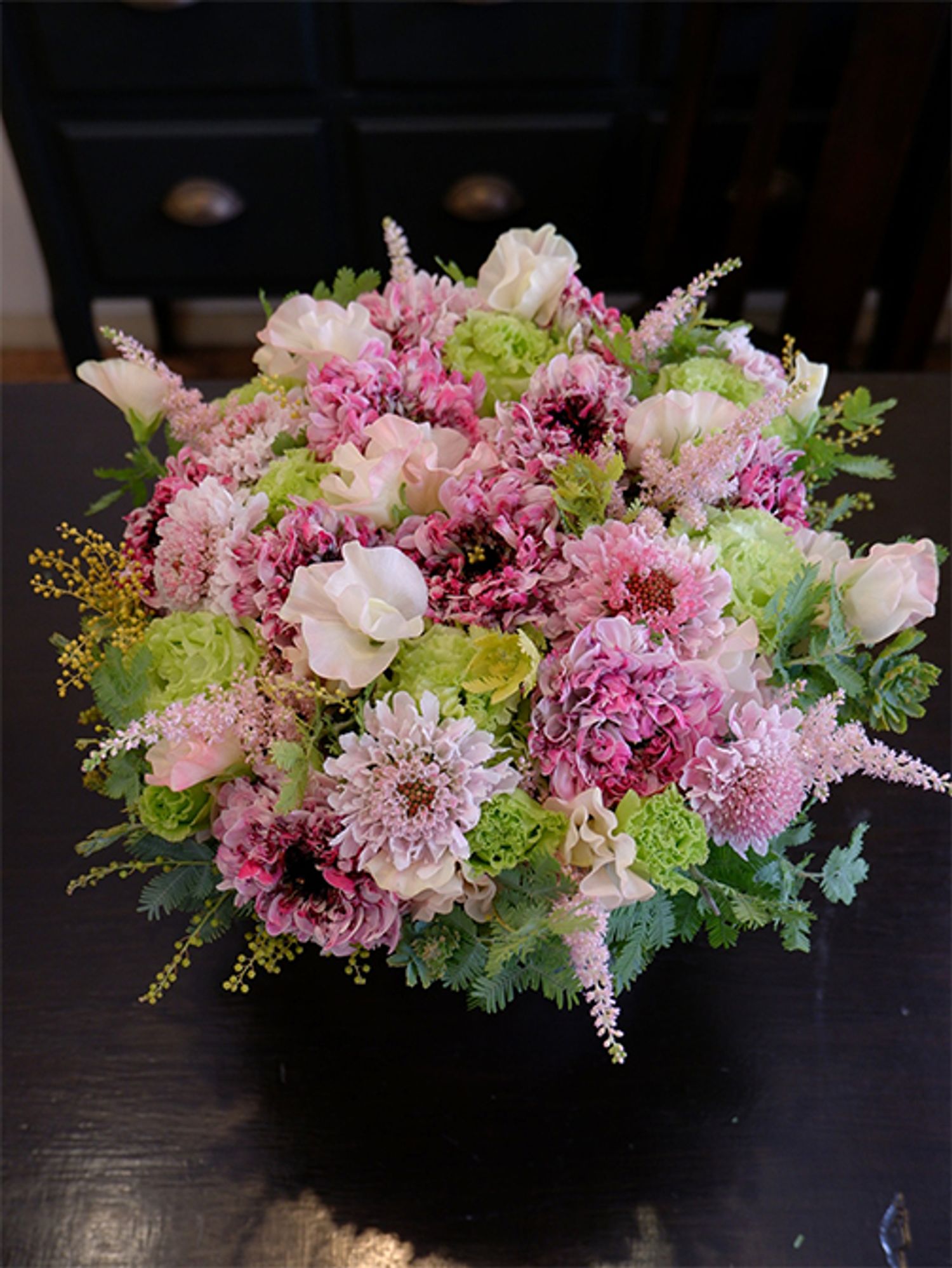 お友達の誕生日にスカビオサ‘イチゴミルク’を使ったかわいらしいブーケを。ラナンキュラス‘HMラブ’、リシアンサス‘アンバーダブルモヒート’、スイートピー‘明華’、アスチルベ‘ライトピンク’、アカシア‘オーレア’を使用。ピンクのグラデーションを黄緑色がより引き立てます。