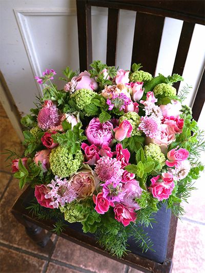 少し早めの母の日の贈り花です。スカビオサ‘イチゴミルク’、シャクヤク‘サラベルナール’、バラの‘ルージュベリー’と‘マロンフォレスト’、と濃淡ピンクの花色を集め、ビバーナム・スノーボール、スペアミント、ビターチョコゼラニウムなどのグリーンをたっぷりあしらい、フレッシュ感のあるアレンジに。