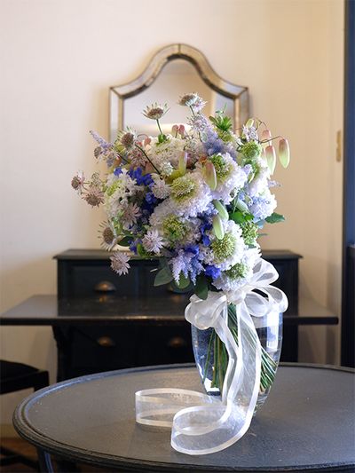 フリフリスカビオサの‘スイ’を主役にしたウエディングブーケを制作しました。じつは2月に、寺尾さんご夫妻が大阪の花市場に行った帰りに、広島の私の店に寄ってくださいました。ご親戚の結婚式で花嫁さんに贈るブーケを手作りしたいということで、サンプルとして作ったブーケです。フリンジの入ったもこもこのスカビオサは、ボリューム感があります。ほかに、アストランティア‘フローレンス’、デルフィニウム‘スーパーグランブルー’、カランコエ‘グリーンアップル’、染めのアスチルベ‘ライトブルー’などを使用。