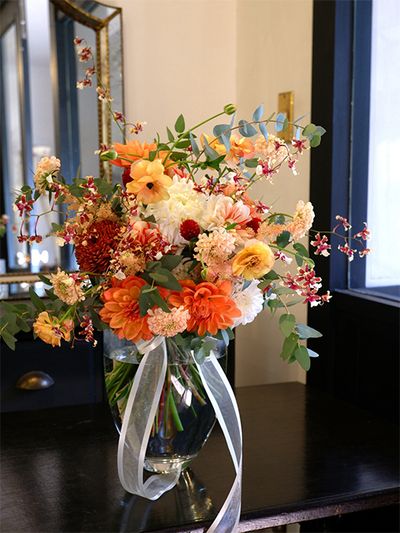 黄色系と同様に生産が難しいといわれるアプリコット色のスカビオサ‘アプリコット’を使ってもウェディングブーケを作りました。マム‘セイ マノアホワイト’、ダリアの‘ルル’と‘オレンジストーン’、‘雪うさぎ’、ラナンキュラス‘ラックス ベスタリス’、染めのアスチルベ‘アプリコット’、オンシジウム‘シェリーベイビー’などを使用し、白からアプリコット色のグラデーションを描きました。ユーカリをあしらい、ナチュラルな雰囲気に仕上げています。