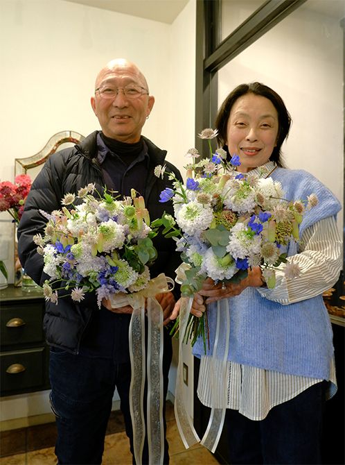 スカビオサのサンプルをたくさんお持ちくださった寺尾さんご夫妻と、楽しく有意義な花談義のあと、私が制作したサンプルを参考に、奥様もブーケの制作を。スカビオサのハウスの近くに、農園で育てた花を直接購入できるフラワーショップがあり、奥様はそちらも担当していらっしゃるので、ブーケ作りも手慣れたものです。わざわざ立ち寄ってくださったご夫妻に感謝の気持ちでいっぱいです。