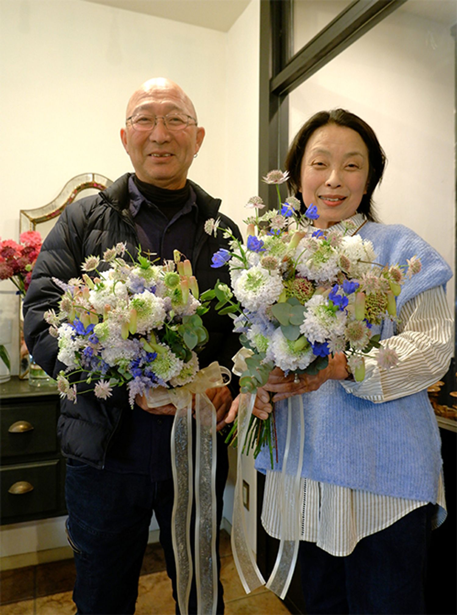 スカビオサのサンプルをたくさんお持ちくださった寺尾さんご夫妻と、楽しく有意義な花談義のあと、私が制作したサンプルを参考に、奥様もブーケの制作を。スカビオサのハウスの近くに、農園で育てた花を直接購入できるフラワーショップがあり、奥様はそちらも担当していらっしゃるので、ブーケ作りも手慣れたものです。わざわざ立ち寄ってくださったご夫妻に感謝の気持ちでいっぱいです。
