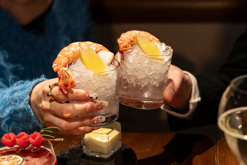 5品のコースは、アミューズのミニバーガー、選べる前菜、ビスク、魚料理または肉料理、そしてデザートへと続く構成。 