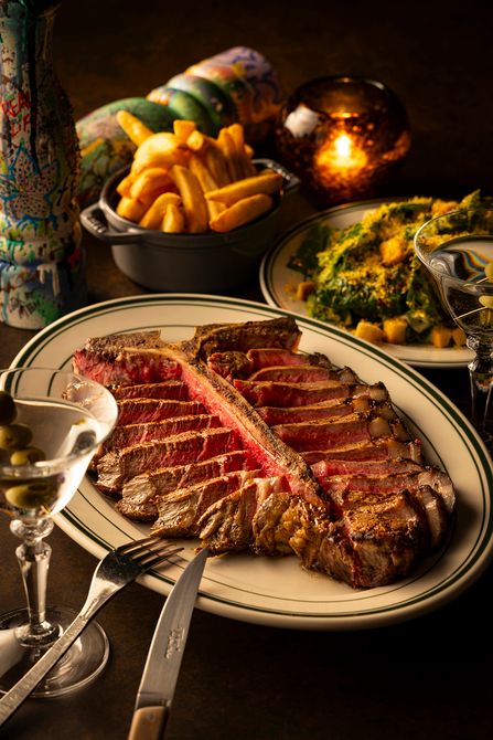 「THE SHINJUKU STEAKHOUSE RITUAL」(22,000円 サービス料別／2名から）は、ウェルカムマティーニに始まり、シーザーサラダ、USプライムTボーンステーキ、サイドディッシュ、おかわり自由のフレンチフライと贅沢な内容。 