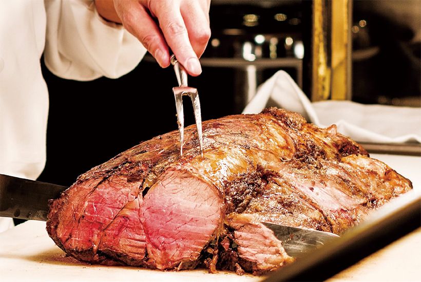 定番の大人気 メニュー「ローストビーフ」の切り分けもライブキッチンで。