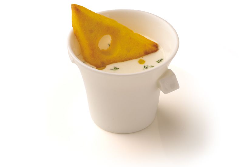 濃厚なチーズクリームの温かいチャ ウダーには、ごろりとしたスモーク サーモンやコーンがたっぷり。合わ せたチーズサブレの香ばしさもまた 魅力を引き立てます。