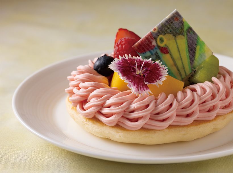 絵本の最後のページを開いた瞬間に広がるのは、満開の花のような美しい蝶。 さまざまな食べ物を食べてお腹いっぱいになったあおむしが成長して、“ち ょうちょ”になった様子が立体感のあるスイーツとなりました。メープルシ ロップをしみこませたパンケーキに苺のガナッシュクリームを絞り、季節の フルーツをたっぷりと。蝶の羽をプリントしたプレートが華を添えます。