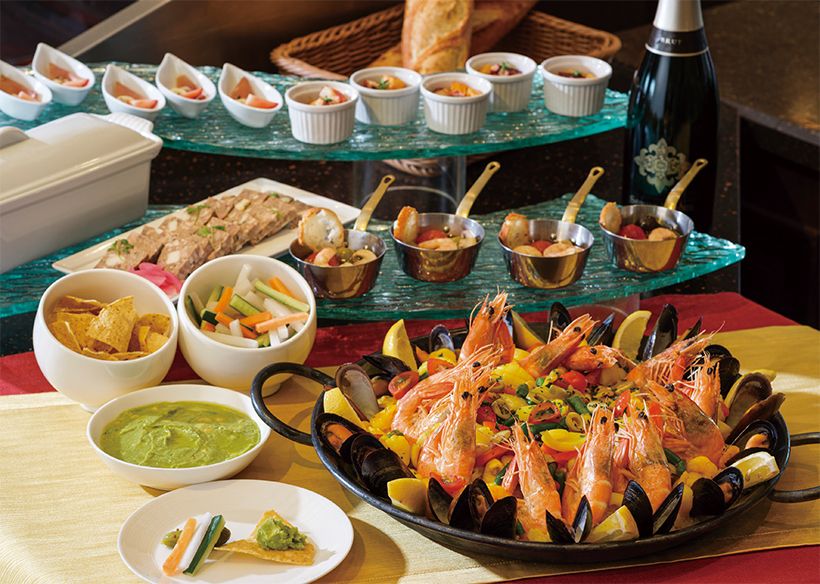 ・出来立てのあつあつ「パエリア」は、海の幸がたっぷり。季節の魚介 や野菜を生かした小皿料理のタパスも各種登場。