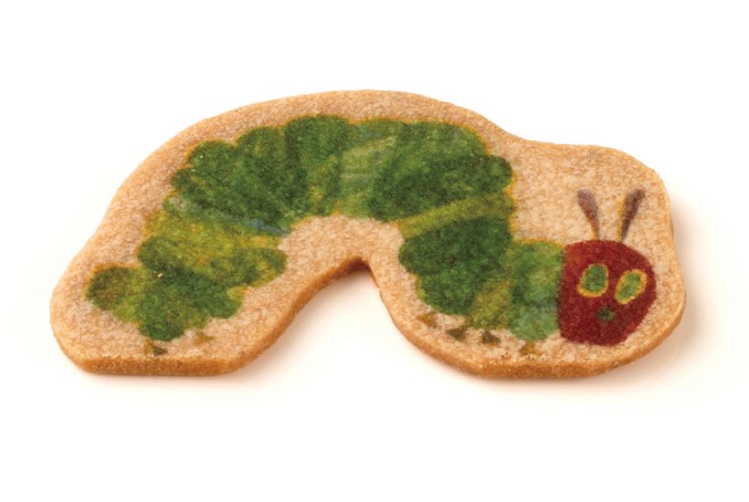 作者のエリック・カール氏は貼り絵の技法で描いていたという カラフルな“はらぺこあおむし”。 おなじみのキャラクターがバ ター風味のプレーンクッキーと なって、堂々とお目見えです。