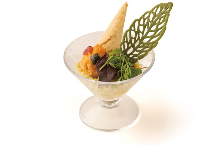 コールスローの上に、ポテトサラダにワッフル コーンをあしらった“アイスクリーム”をトッピ ング。日曜日にあおむしが食べた“葉っぱ”の チュイールにも思わずにっこり。