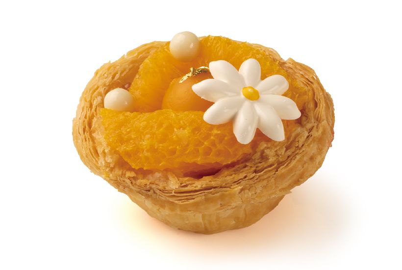 ほんのり甘いエッグタルトにマ ンゴーとパッションフルーツの ジュレをのせ、鮮やかなオレン ジをトッピング。花形のチョコ レートとパールクラックランで かわいくおめかししています。