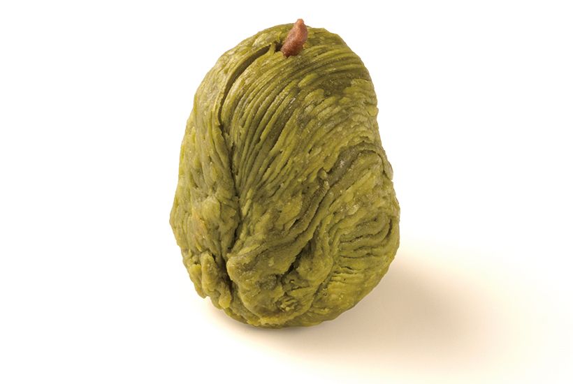 洋梨形のスイーツは緻密な3層 構造。中心にはバニラシロップ に漬けた洋梨。それをココア風 味のシュー生地で包み、さらに 抹茶を練り込んだパイ生地を巻 いて、焼き上げています。