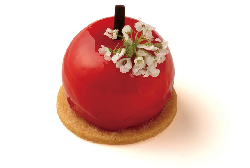 あおむしが最初に食べたのは、 赤いりんご1個でした。キャラ メルソースと合わせたりんごを、 りんごとはちみつのムースで包 み込み丸く仕上げています。白 いエディブルフラワーを添えて。