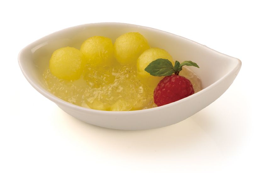 甘酸っぱいレモンゼリーにくり ぬきメロン、真っ赤なフランボ ワーズをあしらえば──器を上 から見ると、ほら、本日の主役 “はらぺこあおむし”が！