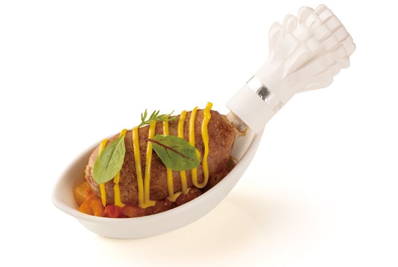 ジューシーな豚肉のソーセージ をグリルして、色合いも美しい サフラン風味のマヨネーズをま とわせました。こっくりと煮込 んだ野菜の旨味たっぷりのラタ トゥイユと一緒に召し上がれ。