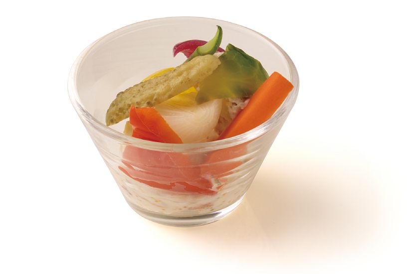 海老やベビーホタテ、ホッキガイ にプチプチしたとびこをマヨネー ズとヨーグルトで和えたサラダ。 色とりどりの野菜のピクルス各種 がさわやかな酸味をプラス。