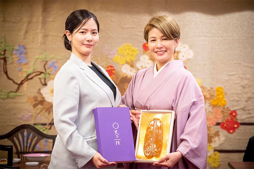 右・天乃結喜商店代表の小濱美礼さん、左・カラスミ職人の小濱ゆうきさん。