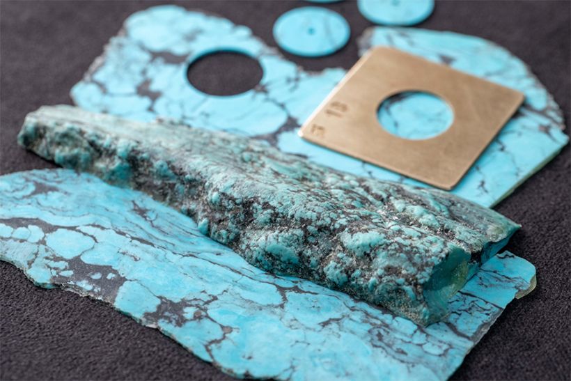 上質なターコイズの原石は貴重。これを惜しげなくカットして文字盤にあしらいます。