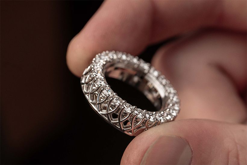 V字形の爪で留めたクラウンセッティング。ダイヤモンドの側面からも光が入って輝きます。