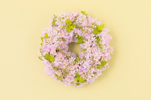 サクラとグリーンで描く季節のひととき。春の風をまとったフラワーリース