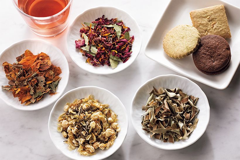 ショップには多彩な商品が並ぶ。右上から時計回りに、大和当帰の薬膳クッキー（6枚入り734円）等、ゲットウほうじ茶、花入りジャスミン茶、古木茶やコリアンダーのブレンド、りんごや薔薇のブレンド（20グラム670円～）。