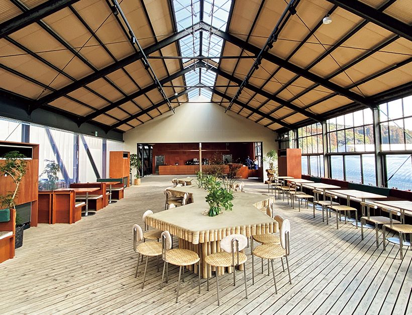 レストランをはじめ全体のインテリア設計は、建築デザイン事務所「TAAO」會田倫久氏、「suha」佐藤光葉氏らが担当。中央はバリ島の竹材を用いた大テーブル。