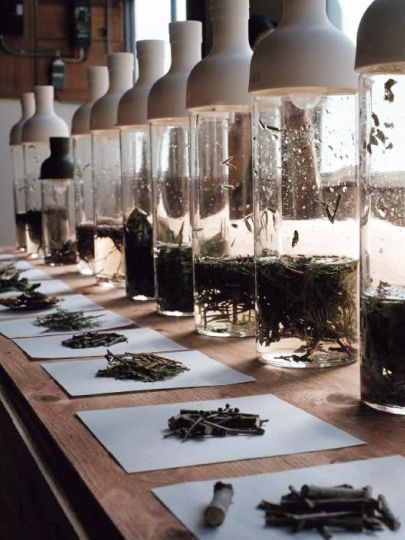 ラボではクラフトジン「HOLON」ディレクター、堀江 麗氏の監修でお香やお茶、ルームスプレー等を製造。調香体験なども。