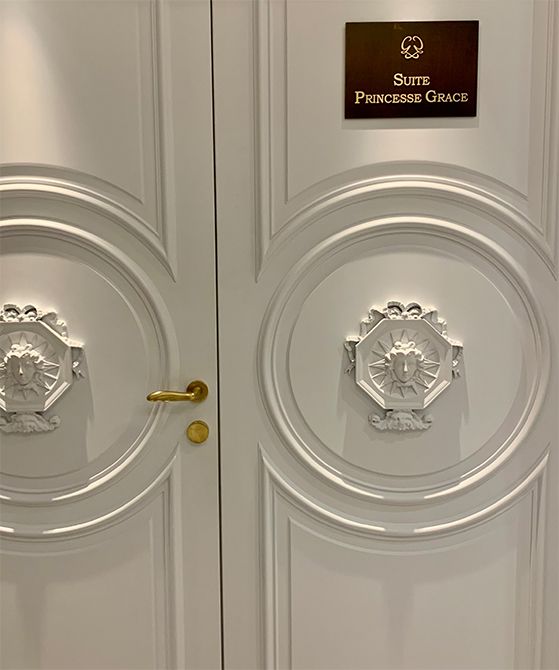 こちらは、ホテルのシグニチャー、「プリンセス・グレース・スイート」の扉。