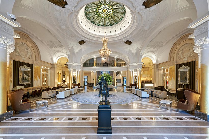 ホテルのシンボルであるブロンズのルイ14世像が置かれたロビー。© MONTE-CARLO Société des Bains de Mer