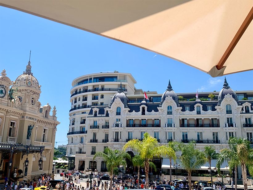 壮麗な宮殿を思わせる「カジノ・ド・モンテカルロ」（左）と「オテル・ド・パリ・モンテカルロ」。