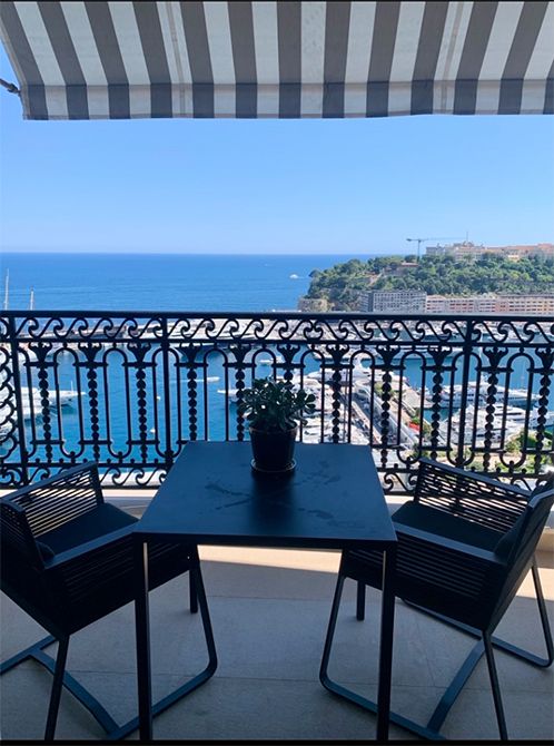 私の滞在したお部屋はエレガントで落ち着いたインテリア。到着するとテーブルの上には、ホテルからのメッセージカードと花、冷えたウエルカムシャンパン＆チョコレートが迎えてくれました。