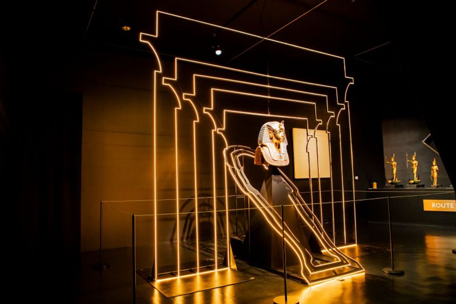 黄金に輝くマスクは背面からも鑑賞でき、死者を復活させる呪文の一部を意味するヒエログリフが刻まれている。／©ツタンカーメン・ミュージアム 