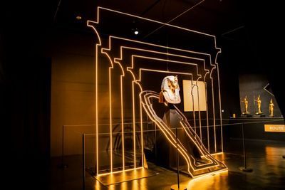 黄金に輝くマスクは背面からも鑑賞でき、死者を復活させる呪文の一部を意味するヒエログリフが刻まれている。／©ツタンカーメン・ミュージアム 